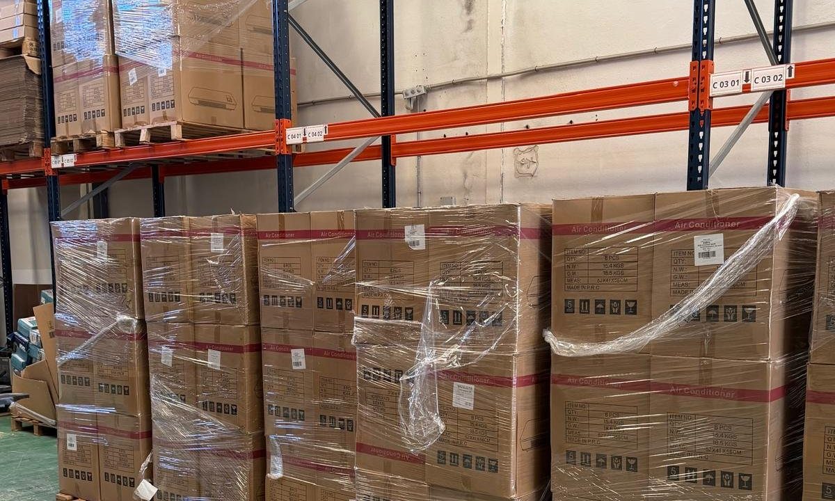 Almacén con palets etiquetados y estanterías en Valencia